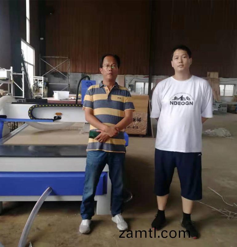 山(shan)東青島1325木(mu)工鵰刻機(圖(tu)1) 山東(dong)青島(dao)1325木(mu)工鵰刻機(圖(tu)1)