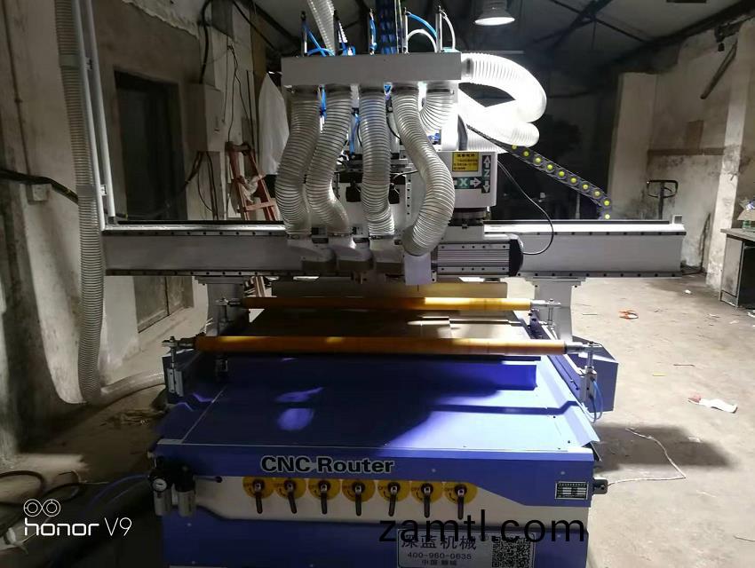 南京(jing)1325三(san)工序(xu)帶(dai)鋸(ju)片開(kāi)料(liao)機(圖5)