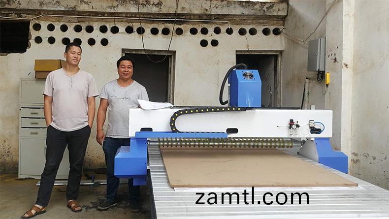 雲南(nan)1325木工(gong)數(shu)控鵰刻機帶(dai)壓(ya)桿(gan)(圖1) 雲(yun)南1325木工(gong)數(shu)控(kong)鵰(diao)刻(ke)機帶壓桿(gan)(圖1)